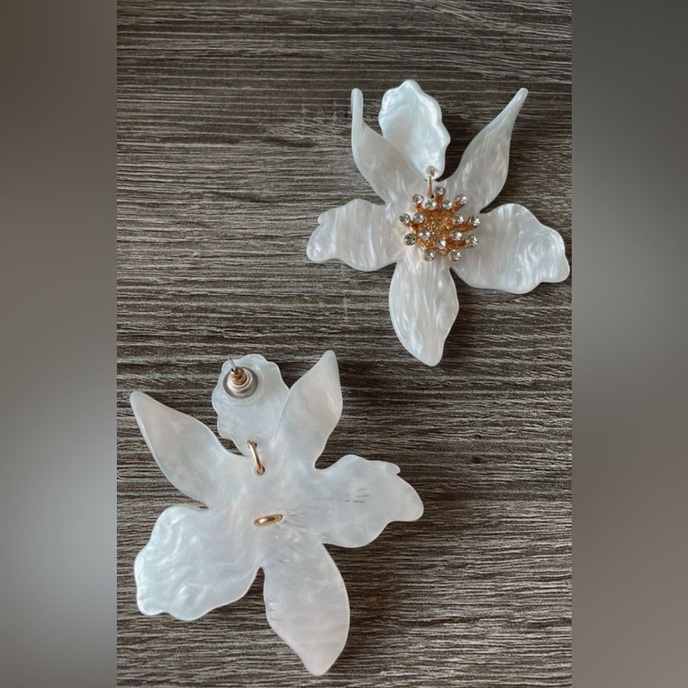 White Flower earrings A259 - Picture 2 of 4